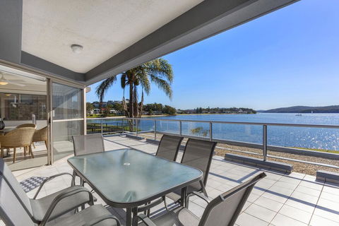 2 The Shores Soldiers Point - Waterfront - Uninterrupted Water Views INCLUDING ALL LINEN & TOWELS, Free Wi-Fi - Accommodation ACT 0