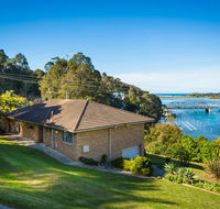 2 Water Crescent - Retro Haven - Accommodation ACT