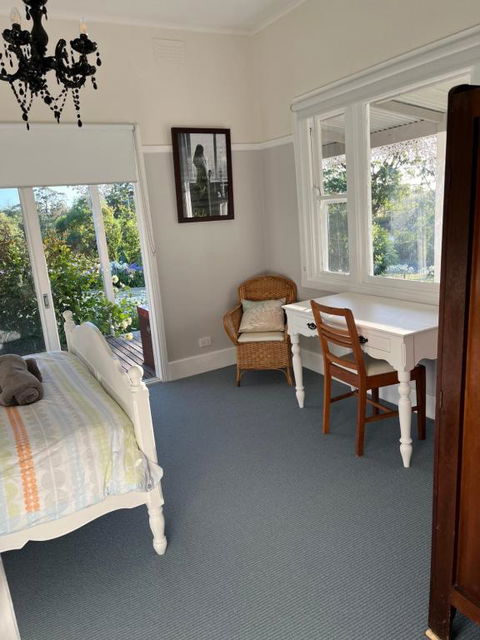 Bylands Cottage Historic Home - Tambo River Views And Pet Friendly - Accommodation ACT 4