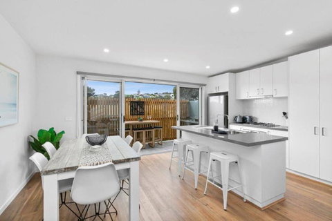 CASA EMEC- PETS WELCOME Luxury, Aircon, Walk To The Shops And Beach! Outdoor Shower And Garage Parking - Accommodation ACT 0
