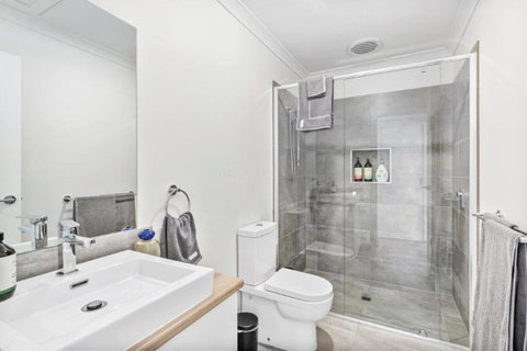 CASA EMEC- PETS WELCOME Luxury, Aircon, Walk To The Shops And Beach! Outdoor Shower And Garage Parking - Accommodation ACT 4