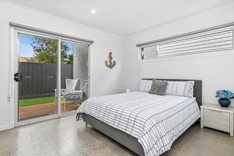 CASA EMEC- PETS WELCOME Luxury, Aircon, Walk To The Shops And Beach! Outdoor Shower And Garage Parking - Accommodation ACT 3