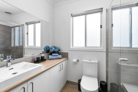 CASA EMEC- PETS WELCOME Luxury, Aircon, Walk To The Shops And Beach! Outdoor Shower And Garage Parking - Accommodation ACT 2