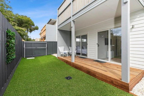CASA EMEC- PETS WELCOME Luxury, Aircon, Walk To The Shops And Beach! Outdoor Shower And Garage Parking - Accommodation ACT 1