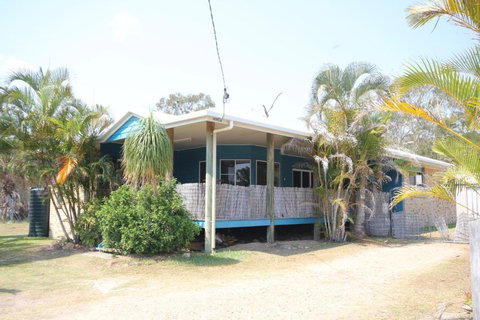 CASTAWAY BEACH HOUSE- NO Parties - NO Pets - Accommodation ACT 0