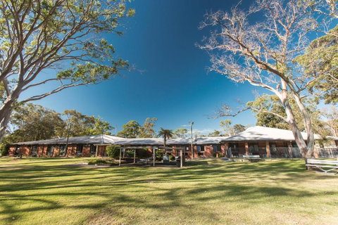 CATALINA Lake-front RETREAT - Accommodation ACT 1