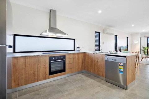 DAYDREAMING Airlie Beach, Water Views & Only 200m To Boardwalk. - Accommodation ACT 4