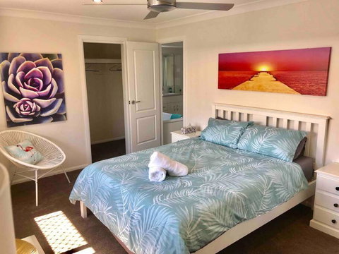 DELUXE Escape! Central, NEW & Spacious 3 Bed - Accommodation ACT 2