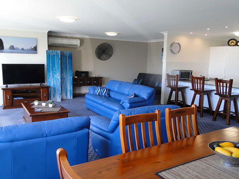3 'Paradiso', 4 Laman Street - Aircon, Pool, Heart Of Town, Water Views - Accommodation ACT 2