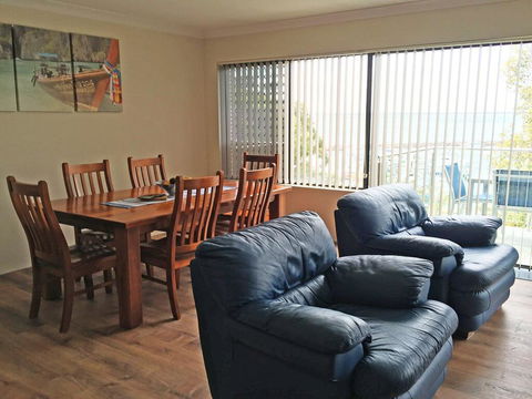 3 'Paradiso', 4 Laman Street - Aircon, Pool, Heart Of Town, Water Views - Accommodation ACT 3