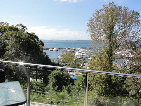 3 'Paradiso', 4 Laman Street - Aircon, Pool, Heart Of Town, Water Views - Accommodation ACT 1