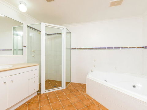 3 'Peninsula Waters', 2-4 Soldiers Point Rd - Beautiful Air Conditioned Unit With Pool, Lift & WIFI - Accommodation ACT 1