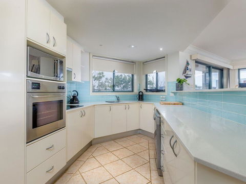 3 'Peninsula Waters', 2-4 Soldiers Point Rd - Beautiful Air Conditioned Unit With Pool, Lift & WIFI - Accommodation ACT 3
