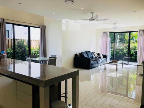 3 Bedroom Executive Luxury Beachside Townhouse - Accommodation ACT 0