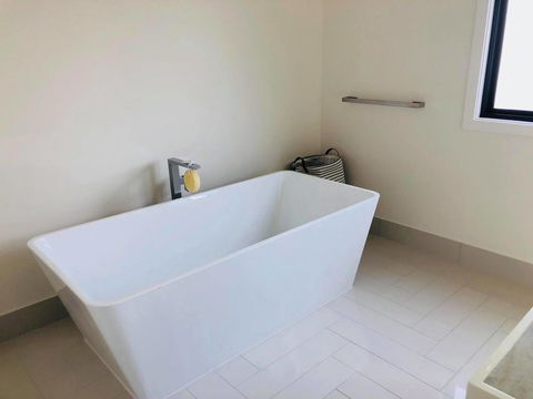 3 Bedroom Executive Luxury Beachside Townhouse - Accommodation ACT 2