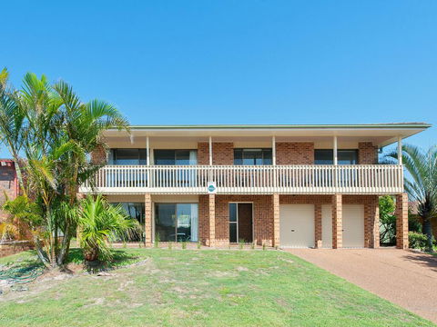 31 Kerrigan St - Large Home With Water Views & Boat Parking - Accommodation ACT 1