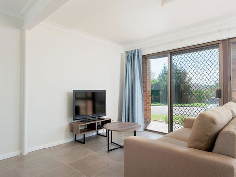 31 Kerrigan St - Large Home With Water Views & Boat Parking - Accommodation ACT 3