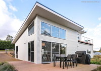 4 king or 8 single beds WiFi Netflix pet friendly