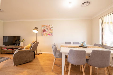 42 Rosemary Lane - Central Orange - Spacious Family Home - Quiet Lane - Accommodation ACT 3