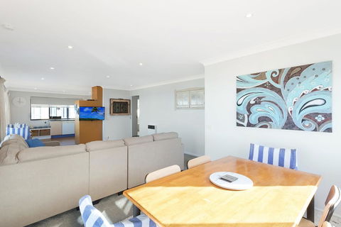 45 Hillside Cres Beach House - Accommodation ACT 3