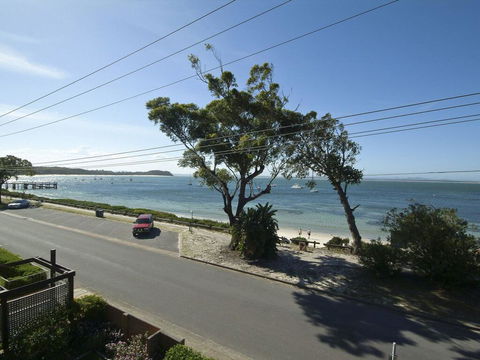 5 'SHOAL TOWERS', 11 SHOAL BAY RD - FANTASTIC LOCATION WITH WATER VIEWS - Accommodation ACT 3