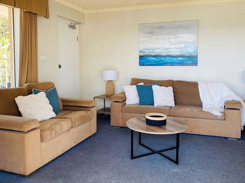 6 'SHOAL TOWERS', 11 SHOAL BAY RD - STUNNING WATER VIEWS & PERFECT LOCATION - Accommodation ACT 1