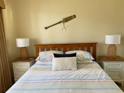 6 'SHOAL TOWERS', 11 SHOAL BAY RD - STUNNING WATER VIEWS & PERFECT LOCATION - Accommodation ACT 3