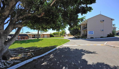 Abrolhos Reef Lodge - Accommodation ACT 2