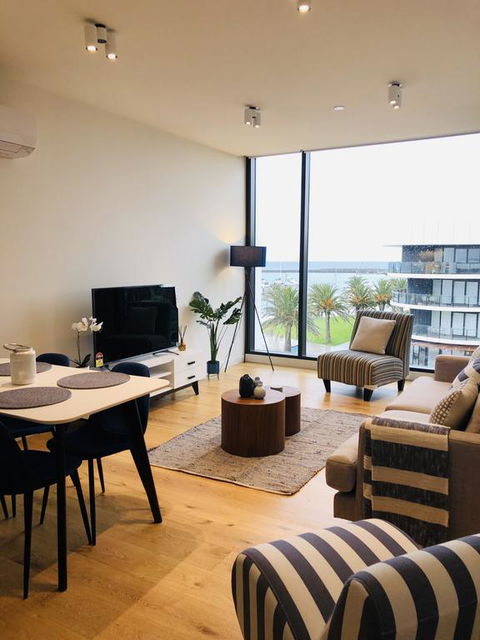 Absolute Waterfront Apt 319 Lighthouse - Accommodation ACT 3