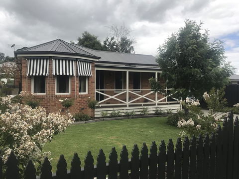 Acacia House - Central Healesville - Yarra Valley - Accommodation ACT 0
