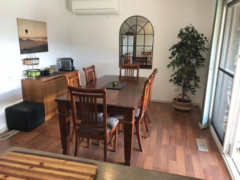 Acacia House - Central Healesville - Yarra Valley - Accommodation ACT 2