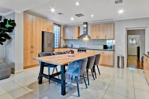 Adelaide 4 Bedroom House With Pool - Accommodation ACT 2