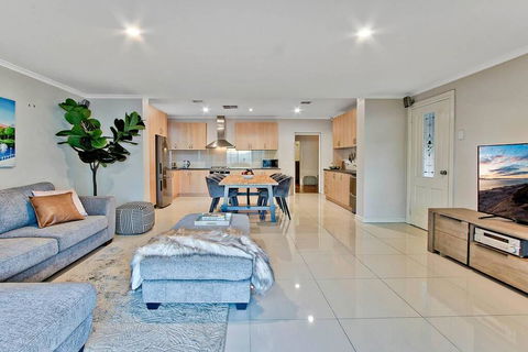 Adelaide 4 Bedroom House With Pool - Accommodation ACT 3