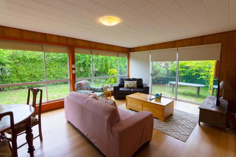 Elm Trees Of Ross Cottage - Accommodation ACT 2