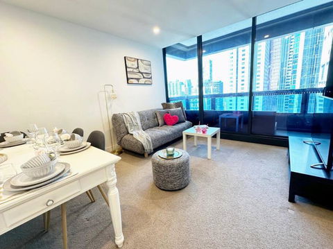 ES2410-2Bed 2Bath Vision Apt With Balcony, Pool & Gym - Accommodation ACT 4