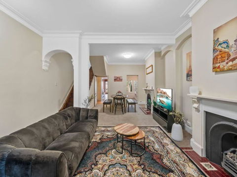 Fancy 4 BR House With Parking - ICC&Darling Harbour-8 Mins Walk - Accommodation ACT 4