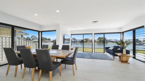 FLOATING ON THE CANALS - 80 COMMODORE CRES - Accommodation ACT 1