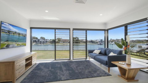 FLOATING ON THE CANALS - 80 COMMODORE CRES - Accommodation ACT 2