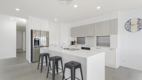 FLOATING ON THE CANALS - 80 COMMODORE CRES - Accommodation ACT 3