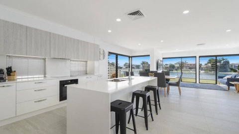FLOATING ON THE CANALS - 80 COMMODORE CRES - Accommodation ACT 4