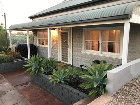 HILLSIDE HAVEN CHARMING C1920 COTTAGE Pet Friendly Sleeps 1 - 6 - Accommodation ACT 2