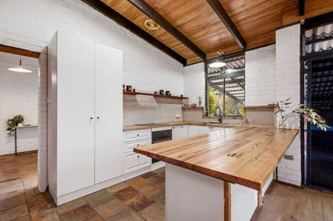 Hillside Retreat- Your Tranquil Home Away - Accommodation ACT 1