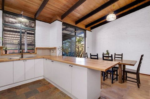 Hillside Retreat- Your Tranquil Home Away - Accommodation ACT 3