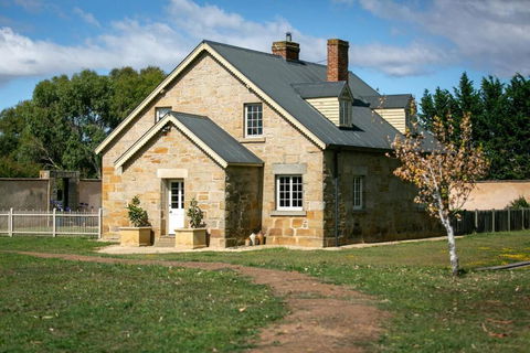 Historic Sandstone Ross Farmhouse - Accommodation ACT 0