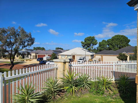 House In Ellenbrook - Accommodation ACT 3