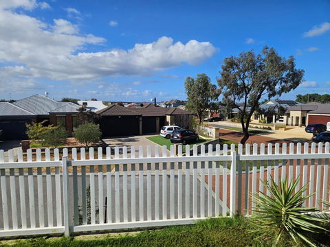 House In Ellenbrook - Accommodation ACT 2
