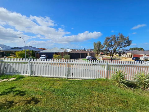 House In Ellenbrook - Accommodation ACT 1