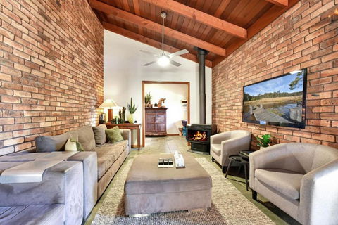 Hunter Valley Kangaroo Retreat With 60 Kangaroos - Accommodation ACT 2