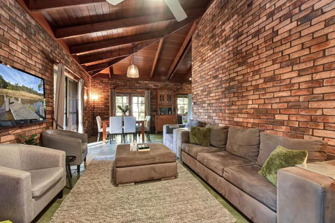 Hunter Valley Kangaroo Retreat With 60 Kangaroos - Accommodation ACT 3