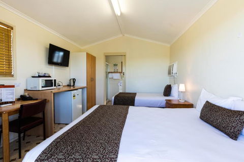 Hotel Settlers - Accommodation ACT 2